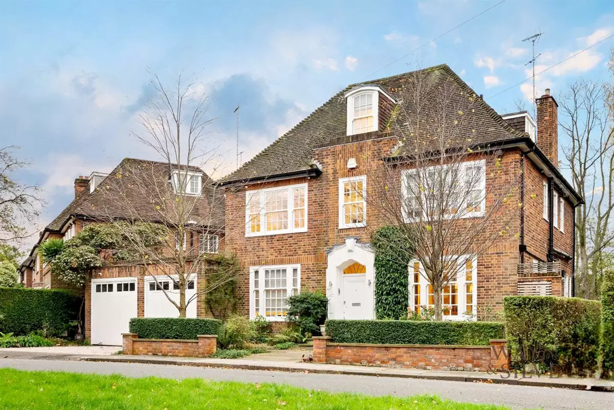 5 Bedroom Detached Home for Sale in Holne Chase