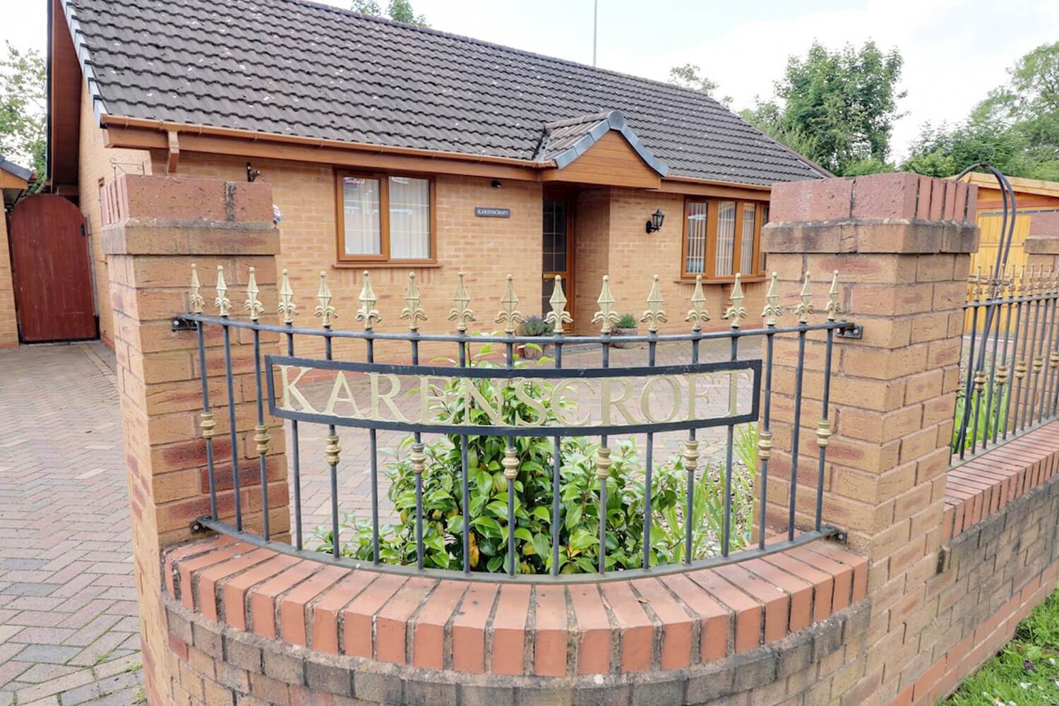 2 Bedroom Bungalow House for Sale in Wood Hayes Road, Wednesfield